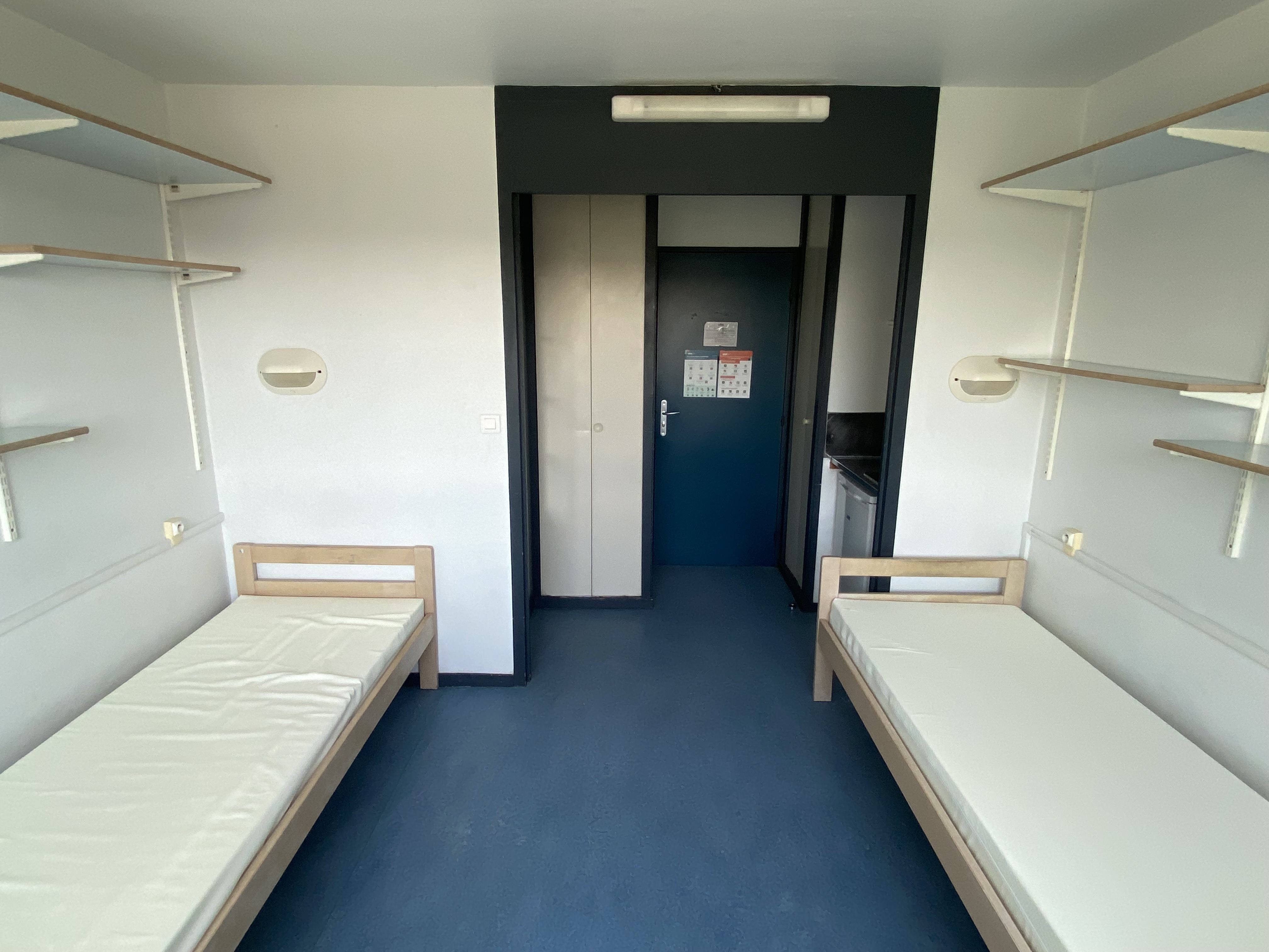 Chambre, vue dos à la fenêtre — turne INSA Lyon